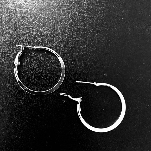 💗 Silver Laser Cut Hoop Small Earrings NEW - Picture 2 of 3